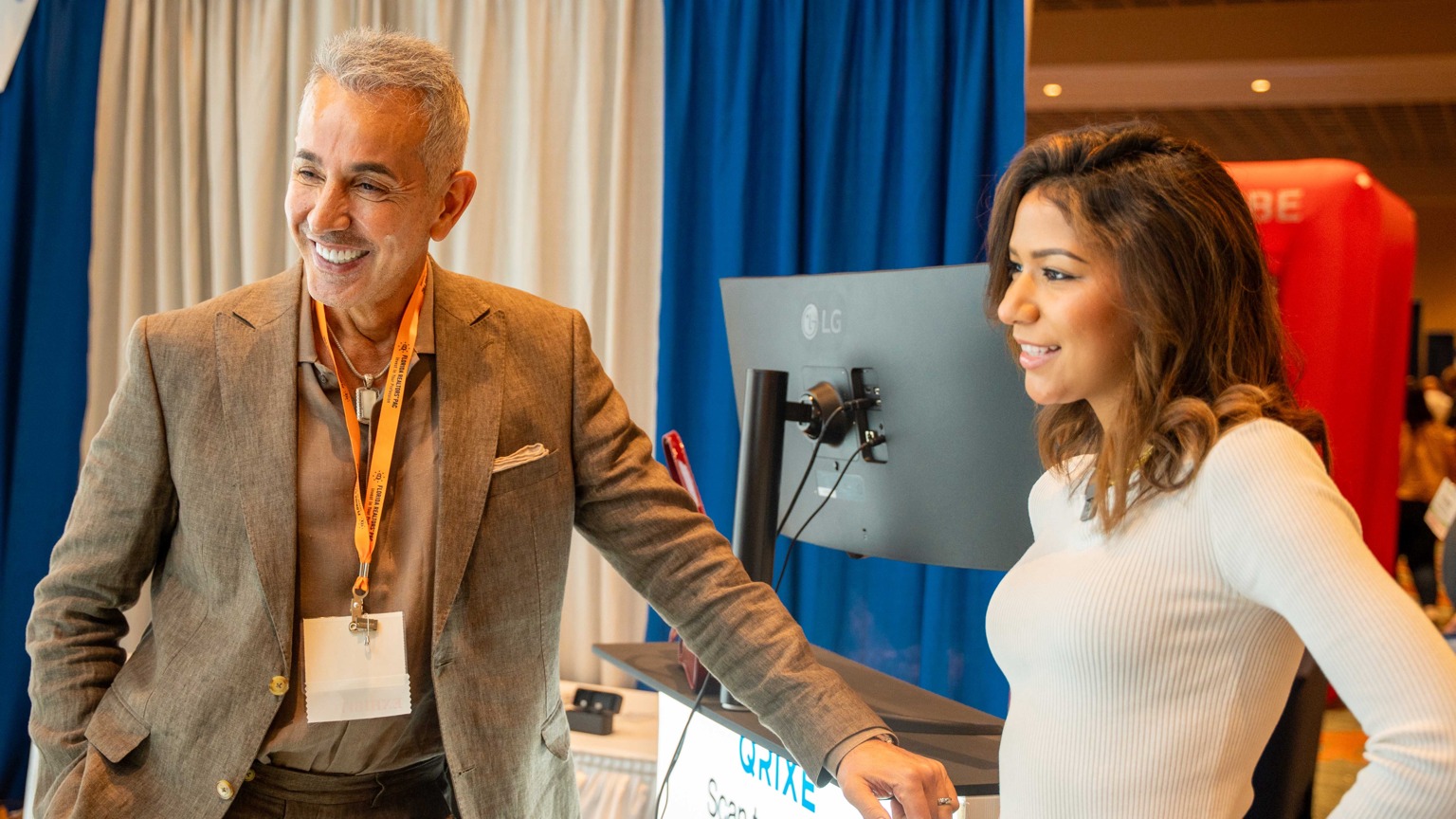 Arius Valentino demonstrating Qrixe® at national real estate conference